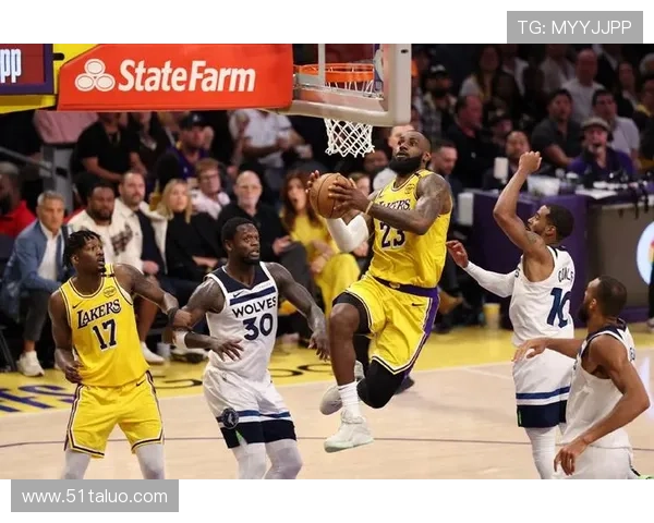 詹姆斯称防守进步 赞斯马特为赢家型球员